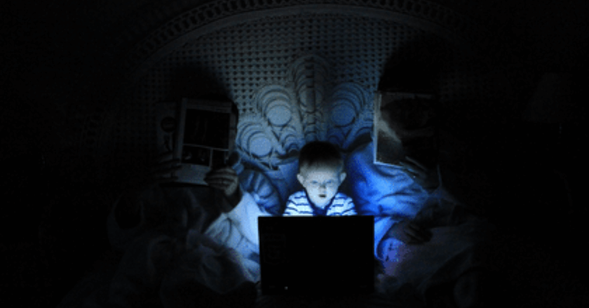 Kind op computer Bewust vaderschap